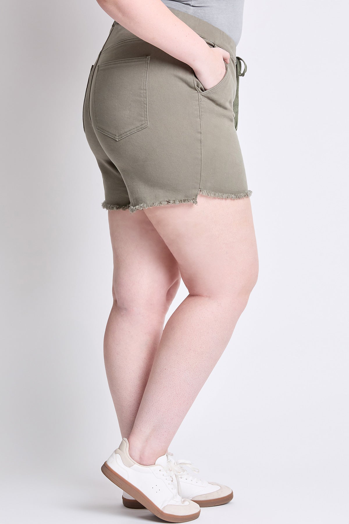 Women's Plus Frayed Hem Pull-on Shorts
