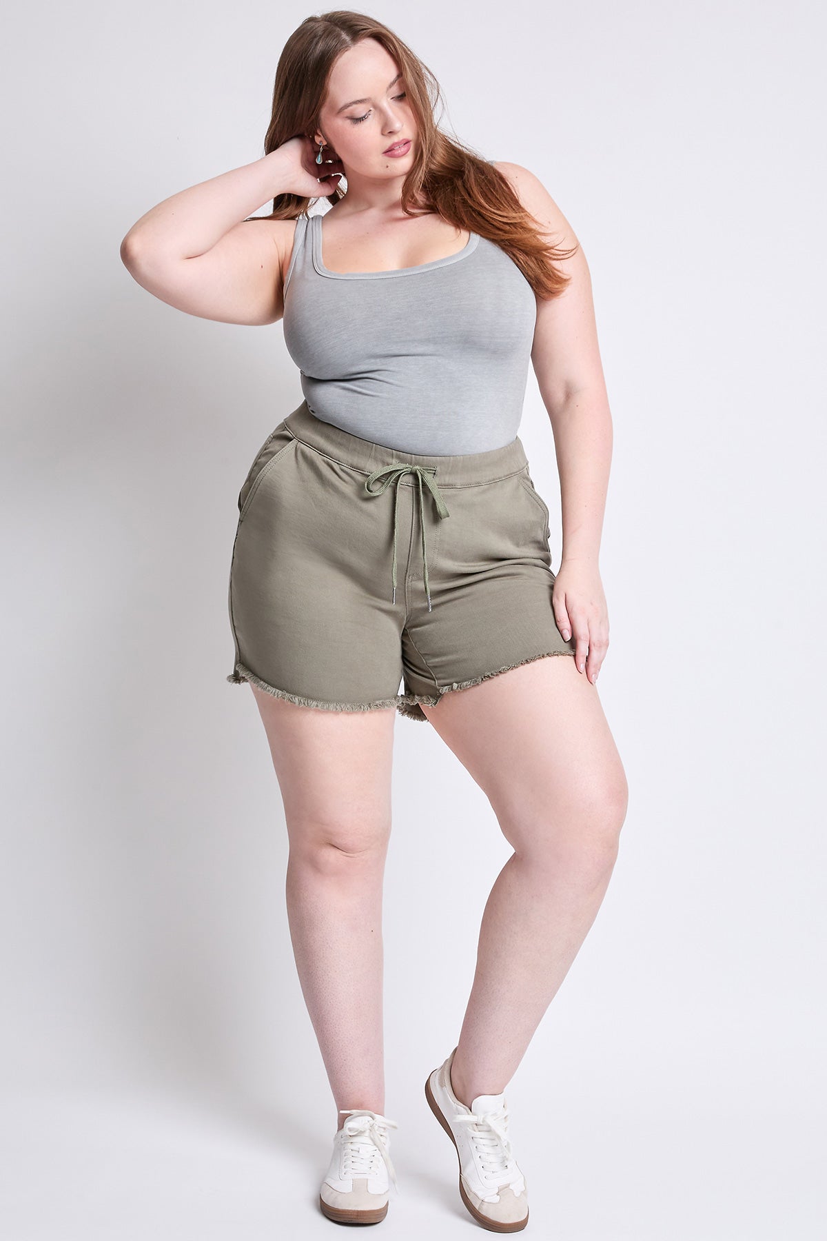 Women's Plus Frayed Hem Pull-on Shorts