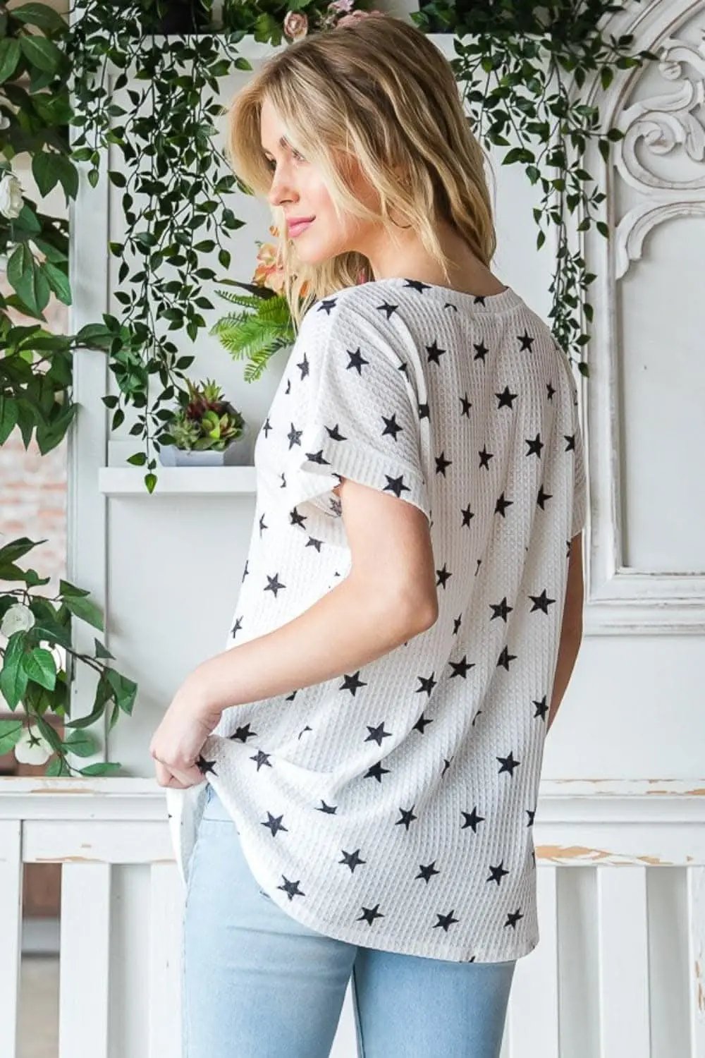 T-Shirt V-Neck Tee - Star Print - Relaxed Fit