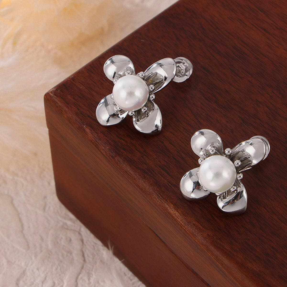 T-Shirts Trendsi just arrived - Elegant floral titanium earrings