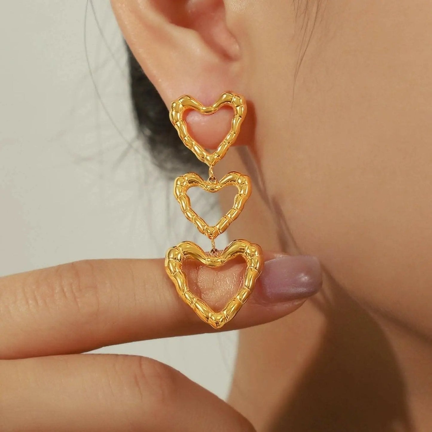 T-Shirts Trendsi just arrived - Heart-shaped titanium earrings