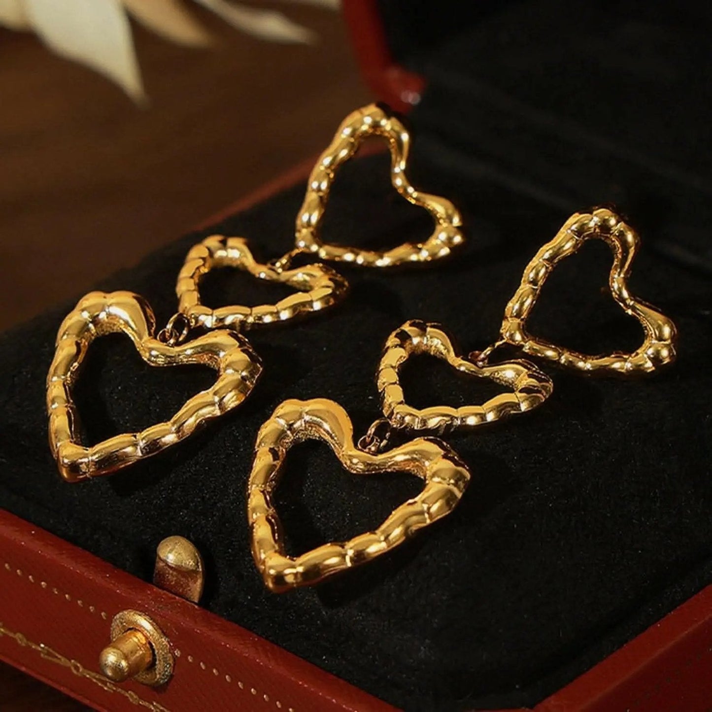 T-Shirts Trendsi just arrived - Heart-shaped titanium earrings