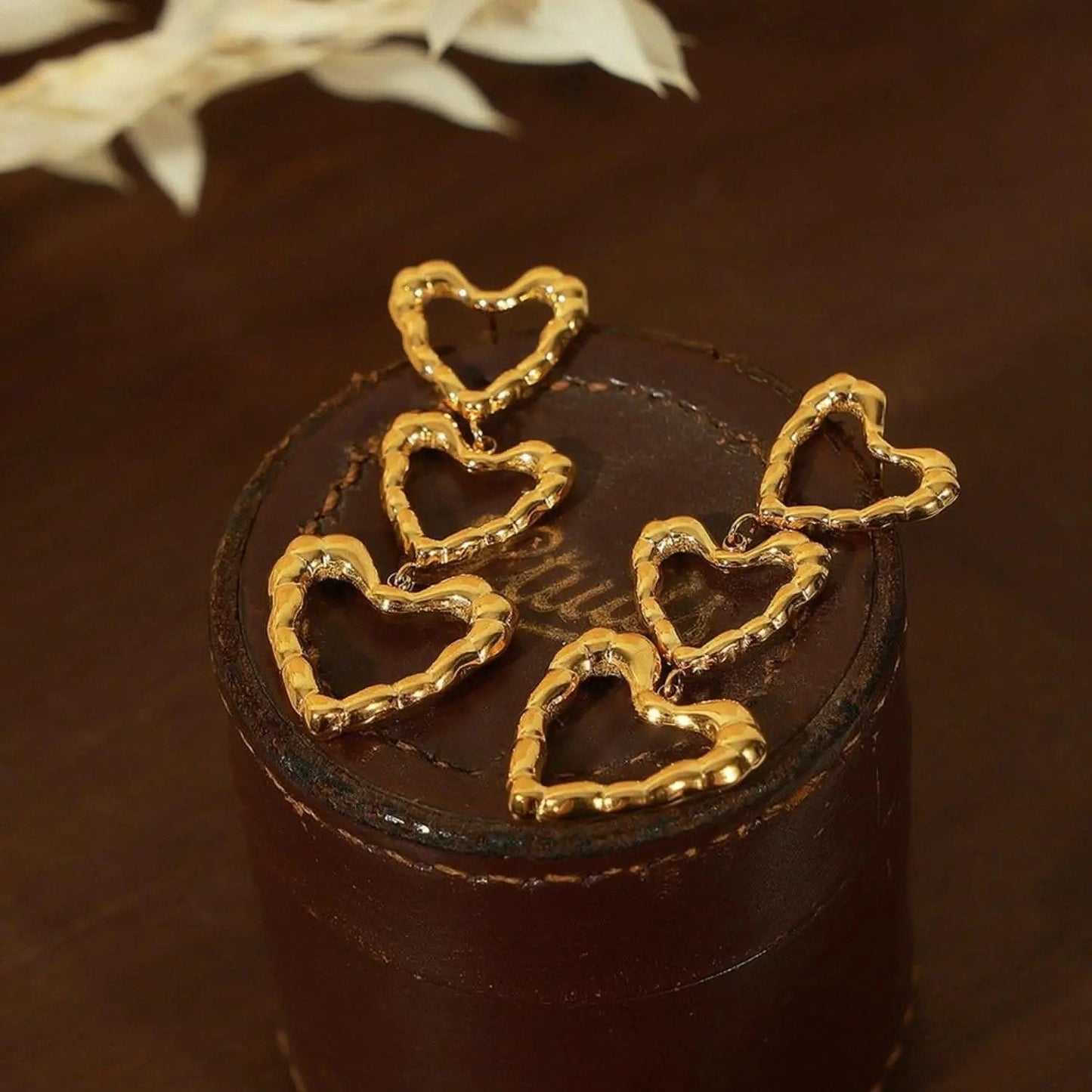 T-Shirts Trendsi just arrived - Heart-shaped titanium earrings