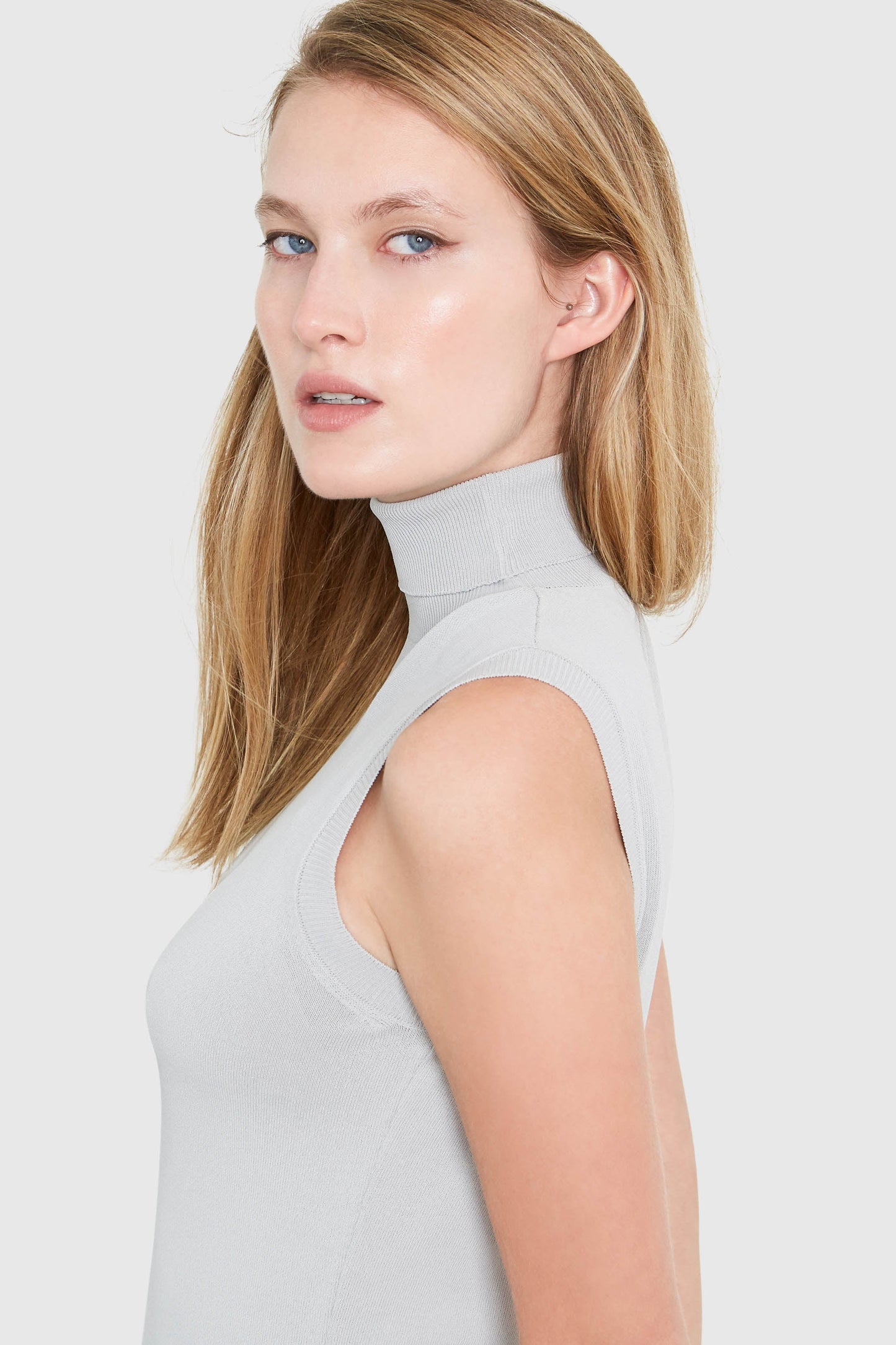 HEPBURN SLEEVELESS VISCOSE SWEATER IN SMOKE