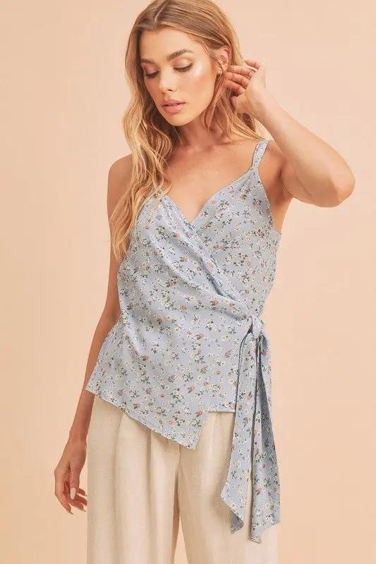 Shorts Trendsi Aemi + Co Ditsy Floral Cami Top Light Blue Small