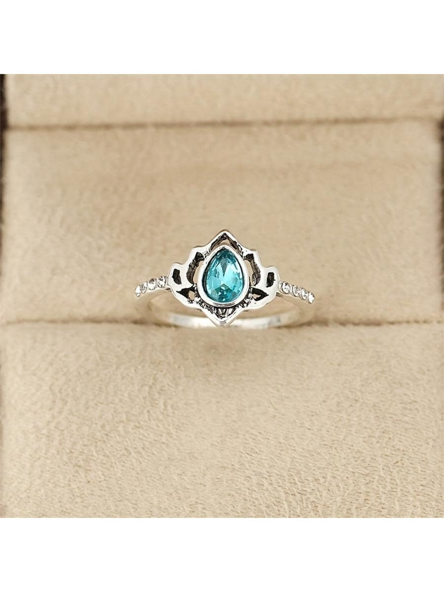 Size 8 Lotus Design Fashion Ring